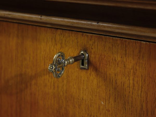 CHINI TITO (1898 - 1947) : attribuito. Com a quattro cassetti e coppia di comodini  - Asta Asta 523 | DESIGN E ARTI DECORATIVE DEL NOVECENTO Tradizionale - Associazione Nazionale - Case d'Asta italiane