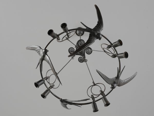 ALBERTO GERARDI (1889 - 1965) : Lampada a sospensione a otto luci con volo di rondini, Roma  - Asta Asta 523 | DESIGN E ARTI DECORATIVE DEL NOVECENTO Tradizionale - Associazione Nazionale - Case d'Asta italiane