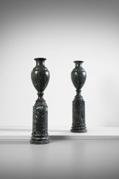 MANIFATTURA INGLESE : Coppia di grandi vasi da parata su colonne  - Asta Asta 523 | DESIGN E ARTI DECORATIVE DEL NOVECENTO Tradizionale - Associazione Nazionale - Case d'Asta italiane