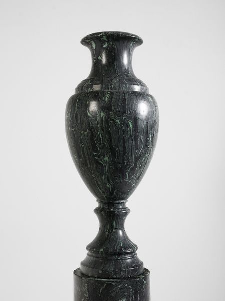 MANIFATTURA INGLESE : Coppia di grandi vasi da parata su colonne  - Asta Asta 523 | DESIGN E ARTI DECORATIVE DEL NOVECENTO Tradizionale - Associazione Nazionale - Case d'Asta italiane