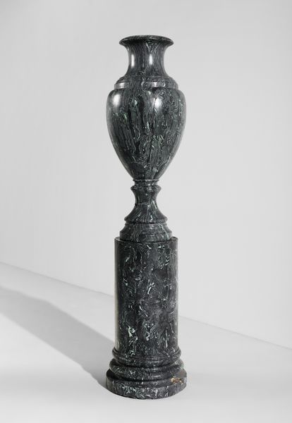 MANIFATTURA INGLESE : Coppia di grandi vasi da parata su colonne  - Asta Asta 523 | DESIGN E ARTI DECORATIVE DEL NOVECENTO Tradizionale - Associazione Nazionale - Case d'Asta italiane