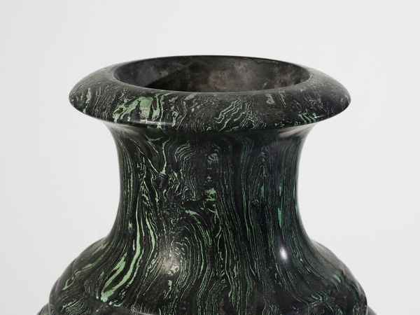 MANIFATTURA INGLESE : Coppia di grandi vasi da parata su colonne  - Asta Asta 523 | DESIGN E ARTI DECORATIVE DEL NOVECENTO Tradizionale - Associazione Nazionale - Case d'Asta italiane