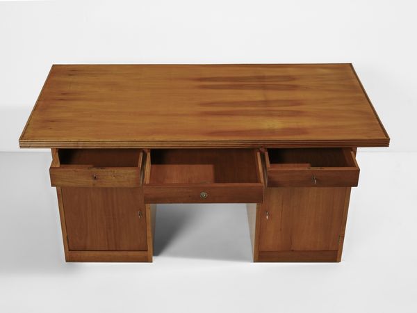 PONTI GIO (1891 - 1979) : Scrivania da centro a tre cassetti e due sportelli  - Asta Asta 523 | DESIGN E ARTI DECORATIVE DEL NOVECENTO Tradizionale - Associazione Nazionale - Case d'Asta italiane