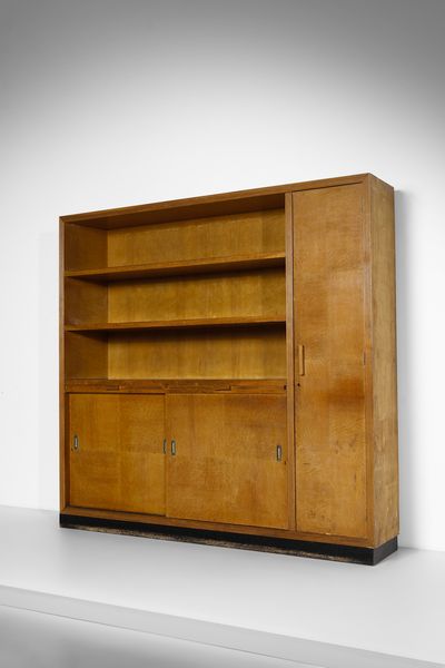 PONTI GIO (1891 - 1979) : Grande mobile da incasso con parte attrezzata con stipo a colonna e parte attrezzata con stipo a doppia anta scorrevole, due pianetti estraibili e tre ripiani a giorno  - Asta Asta 523 | DESIGN E ARTI DECORATIVE DEL NOVECENTO Tradizionale - Associazione Nazionale - Case d'Asta italiane