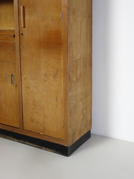 PONTI GIO (1891 - 1979) : Grande mobile da incasso con parte attrezzata con stipo a colonna e parte attrezzata con stipo a doppia anta scorrevole, due pianetti estraibili e tre ripiani a giorno  - Asta Asta 523 | DESIGN E ARTI DECORATIVE DEL NOVECENTO Tradizionale - Associazione Nazionale - Case d'Asta italiane