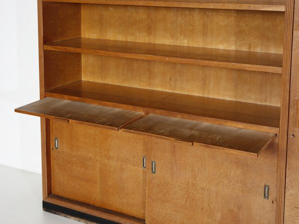 PONTI GIO (1891 - 1979) : Grande mobile da incasso con parte attrezzata con stipo a colonna e parte attrezzata con stipo a doppia anta scorrevole, due pianetti estraibili e tre ripiani a giorno  - Asta Asta 523 | DESIGN E ARTI DECORATIVE DEL NOVECENTO Tradizionale - Associazione Nazionale - Case d'Asta italiane