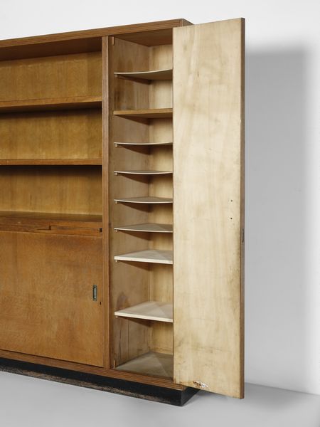 PONTI GIO (1891 - 1979) : Grande mobile da incasso con parte attrezzata con stipo a colonna e parte attrezzata con stipo a doppia anta scorrevole, due pianetti estraibili e tre ripiani a giorno  - Asta Asta 523 | DESIGN E ARTI DECORATIVE DEL NOVECENTO Tradizionale - Associazione Nazionale - Case d'Asta italiane