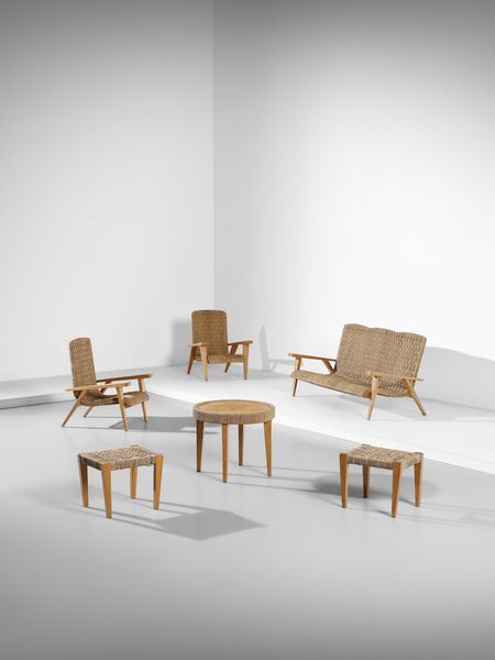 ROMANO AUGUSTO : attribuito. Salotto composto da un divano, due poltrone, un tavolino e due sgabelli  - Asta Asta 523 | DESIGN E ARTI DECORATIVE DEL NOVECENTO Tradizionale - Associazione Nazionale - Case d'Asta italiane