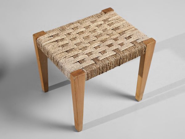 ROMANO AUGUSTO : attribuito. Salotto composto da un divano, due poltrone, un tavolino e due sgabelli  - Asta Asta 523 | DESIGN E ARTI DECORATIVE DEL NOVECENTO Tradizionale - Associazione Nazionale - Case d'Asta italiane