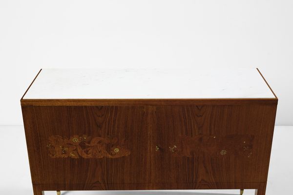 BUFFA PAOLO (1903 - 1970) : Credenza a due ante con fronti intarsiati con motivi naturalistici, esecuzione Serafino Arrighi, Cant  - Asta Asta 523 | DESIGN E ARTI DECORATIVE DEL NOVECENTO Tradizionale - Associazione Nazionale - Case d'Asta italiane