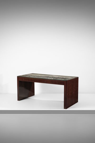 BEGA MELCHIORRE (1898 - 1976) : Scrivania da centro a otto cassetti con piano decorato con veduta della citt di Bologna  - Asta Asta 523 | DESIGN E ARTI DECORATIVE DEL NOVECENTO Tradizionale - Associazione Nazionale - Case d'Asta italiane