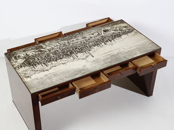 BEGA MELCHIORRE (1898 - 1976) : Scrivania da centro a otto cassetti con piano decorato con veduta della citt di Bologna  - Asta Asta 523 | DESIGN E ARTI DECORATIVE DEL NOVECENTO Tradizionale - Associazione Nazionale - Case d'Asta italiane