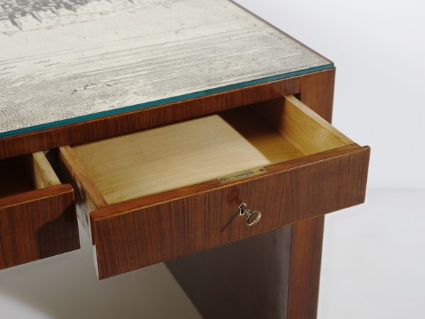 BEGA MELCHIORRE (1898 - 1976) : Scrivania da centro a otto cassetti con piano decorato con veduta della citt di Bologna  - Asta Asta 523 | DESIGN E ARTI DECORATIVE DEL NOVECENTO Tradizionale - Associazione Nazionale - Case d'Asta italiane