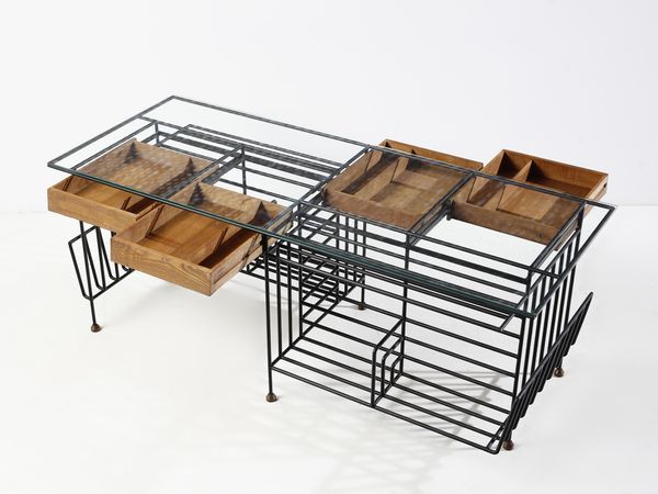 FERRABINI GIOVANNI (1909 - 1969) : Grande scrivania da centro con quattro cassetti, piani di appoggio e vani portariviste  - Asta Asta 523 | DESIGN E ARTI DECORATIVE DEL NOVECENTO Tradizionale - Associazione Nazionale - Case d'Asta italiane