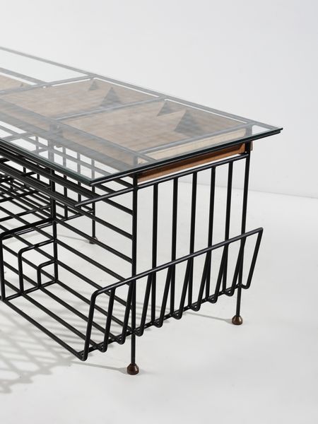 FERRABINI GIOVANNI (1909 - 1969) : Grande scrivania da centro con quattro cassetti, piani di appoggio e vani portariviste  - Asta Asta 523 | DESIGN E ARTI DECORATIVE DEL NOVECENTO Tradizionale - Associazione Nazionale - Case d'Asta italiane