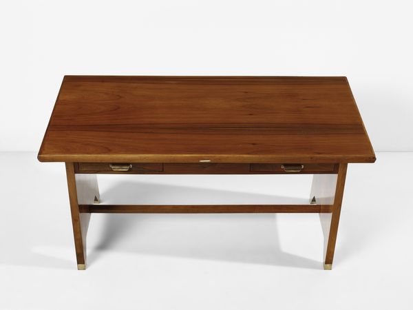 PONTI GIO (1891 - 1979) : Scrivania da centro a due cassetti sottopiano, esecuzione Cooperativa Falegnami Reggio Emilia, Italia  - Asta Asta 523 | DESIGN E ARTI DECORATIVE DEL NOVECENTO Tradizionale - Associazione Nazionale - Case d'Asta italiane