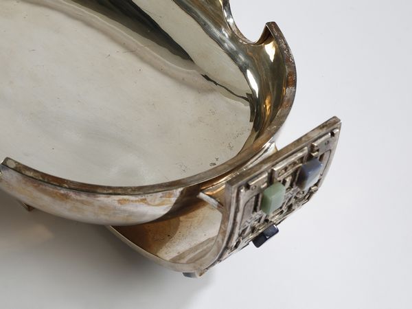 ARGENTIERE ITALIANO DEL XX SECOLO : Giardiniera centrotavola di forma geometrica allungata con decorazioni sbalzate e inserti in pietre dure  - Asta Asta 523 | DESIGN E ARTI DECORATIVE DEL NOVECENTO Tradizionale - Associazione Nazionale - Case d'Asta italiane