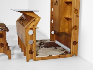 MANIFATTURA ITALIANA : Mobile bar eclettico fantasia unito a due sgabelli  - Asta Asta 523 | DESIGN E ARTI DECORATIVE DEL NOVECENTO Tradizionale - Associazione Nazionale - Case d'Asta italiane