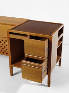 SCARPA CARLO (1906 - 1978) : attribuito. Mobile basso attrezzato, esecuzione Anfodillo, Venezia  - Asta Asta 523 | DESIGN E ARTI DECORATIVE DEL NOVECENTO Tradizionale - Associazione Nazionale - Case d'Asta italiane