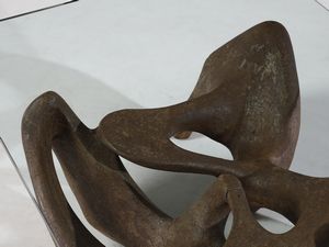 TREVI CLAUDIO (1928 - 1987) : attribuito. Tavolino da salotto con base scultorea  - Asta Asta 523 | DESIGN E ARTI DECORATIVE DEL NOVECENTO Tradizionale - Associazione Nazionale - Case d'Asta italiane