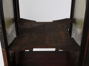 QUARTI EUGENIO (1867 - 1929) : Credenza a colonna Neo-Orientalista con piani a giorno e vetrinetta  - Asta Asta 523 | DESIGN E ARTI DECORATIVE DEL NOVECENTO Tradizionale - Associazione Nazionale - Case d'Asta italiane