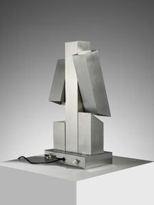 GANDINI INNOCENTO (n. 1941) : Lampada da tavolo-scultura mod. 14098 per Arredoluce, Monza  - Asta Asta 523 | DESIGN E ARTI DECORATIVE DEL NOVECENTO Tradizionale - Associazione Nazionale - Case d'Asta italiane