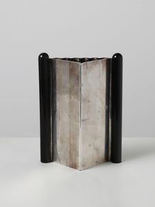 SUPERSTUDIO : Tre vasi della serie Programma D per Argenterie Ricci, Italia  - Asta Asta 523 | DESIGN E ARTI DECORATIVE DEL NOVECENTO Tradizionale - Associazione Nazionale - Case d'Asta italiane