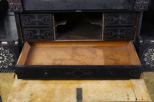 QUARTI EUGENIO (1867 - 1929) : Credenza Neo-Orientalista a due corpi con quattro stipi laterali, parte centrale con vani a giorno, vano a ribalta celante scrittoio e vetrinetta  - Asta Asta 523 | DESIGN E ARTI DECORATIVE DEL NOVECENTO Tradizionale - Associazione Nazionale - Case d'Asta italiane