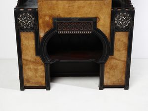 QUARTI EUGENIO (1867 - 1929) : Credenza Neo-Orientalista a due corpi con quattro stipi laterali, parte centrale con vani a giorno, vano a ribalta celante scrittoio e vetrinetta  - Asta Asta 523 | DESIGN E ARTI DECORATIVE DEL NOVECENTO Tradizionale - Associazione Nazionale - Case d'Asta italiane