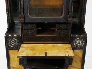 QUARTI EUGENIO (1867 - 1929) : Credenza Neo-Orientalista a due corpi con quattro stipi laterali, parte centrale con vani a giorno, vano a ribalta celante scrittoio e vetrinetta  - Asta Asta 523 | DESIGN E ARTI DECORATIVE DEL NOVECENTO Tradizionale - Associazione Nazionale - Case d'Asta italiane