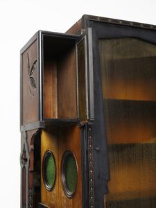 QUARTI EUGENIO (1867 - 1929) : Credenza Neo-Orientalista a due corpi con quattro stipi laterali, parte centrale con vani a giorno, vano a ribalta celante scrittoio e vetrinetta  - Asta Asta 523 | DESIGN E ARTI DECORATIVE DEL NOVECENTO Tradizionale - Associazione Nazionale - Case d'Asta italiane