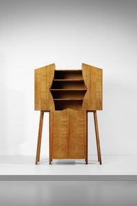 LA PIETRA UGO (n. 1938) - Messinscena Credenza dalle tende semplici e piegate della serie Casa Palcoscenico, esecuzione F.lli Lanza, Cerea (VR)