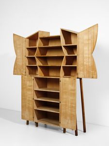 LA PIETRA UGO (n. 1938) : Messinscena Credenza dalle tende semplici e piegate della serie Casa Palcoscenico, esecuzione F.lli Lanza, Cerea (VR)  - Asta Asta 523 | DESIGN E ARTI DECORATIVE DEL NOVECENTO Tradizionale - Associazione Nazionale - Case d'Asta italiane