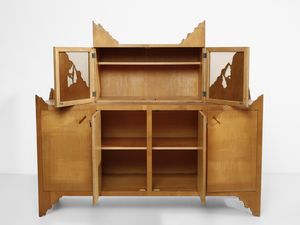 LA PIETRA UGO (n. 1938) : Credenza bassa della serie Breccia, esecuzione F.lli Lanza, Cerea (VR)  - Asta Asta 523 | DESIGN E ARTI DECORATIVE DEL NOVECENTO Tradizionale - Associazione Nazionale - Case d'Asta italiane