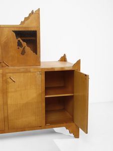 LA PIETRA UGO (n. 1938) : Credenza bassa della serie Breccia, esecuzione F.lli Lanza, Cerea (VR)  - Asta Asta 523 | DESIGN E ARTI DECORATIVE DEL NOVECENTO Tradizionale - Associazione Nazionale - Case d'Asta italiane