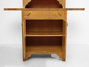 LA PIETRA UGO (n. 1938) : Credenza alta della serie Breccia, esecuzione F.lli Lanza, Cerea (VR)  - Asta Asta 523 | DESIGN E ARTI DECORATIVE DEL NOVECENTO Tradizionale - Associazione Nazionale - Case d'Asta italiane