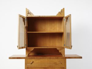 LA PIETRA UGO (n. 1938) : Credenza alta della serie Breccia, esecuzione F.lli Lanza, Cerea (VR)  - Asta Asta 523 | DESIGN E ARTI DECORATIVE DEL NOVECENTO Tradizionale - Associazione Nazionale - Case d'Asta italiane