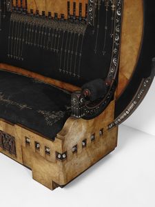 QUARTI EUGENIO (1867 - 1929) : Divanetto Neo-Orientalista con grande testata circolare con specchio  - Asta Asta 523 | DESIGN E ARTI DECORATIVE DEL NOVECENTO Tradizionale - Associazione Nazionale - Case d'Asta italiane