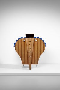 ANGELO CASTELLANA & BRUNELLA LORENZI - Orlando Armadio con cassettiera centrale e ali laterali con decorazione a gorgiera ad ante scorrevoli, esecuzione F.lli Lanza, Cerea (VR)