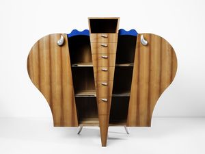 ANGELO CASTELLANA & BRUNELLA LORENZI : Orlando Armadio con cassettiera centrale e ali laterali con decorazione a gorgiera ad ante scorrevoli, esecuzione F.lli Lanza, Cerea (VR)  - Asta Asta 523 | DESIGN E ARTI DECORATIVE DEL NOVECENTO Tradizionale - Associazione Nazionale - Case d'Asta italiane