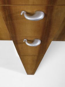 ANGELO CASTELLANA & BRUNELLA LORENZI : Orlando Armadio con cassettiera centrale e ali laterali con decorazione a gorgiera ad ante scorrevoli, esecuzione F.lli Lanza, Cerea (VR)  - Asta Asta 523 | DESIGN E ARTI DECORATIVE DEL NOVECENTO Tradizionale - Associazione Nazionale - Case d'Asta italiane