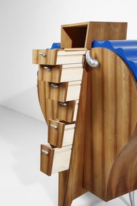 ANGELO CASTELLANA & BRUNELLA LORENZI : Orlando Armadio con cassettiera centrale e ali laterali con decorazione a gorgiera ad ante scorrevoli, esecuzione F.lli Lanza, Cerea (VR)  - Asta Asta 523 | DESIGN E ARTI DECORATIVE DEL NOVECENTO Tradizionale - Associazione Nazionale - Case d'Asta italiane