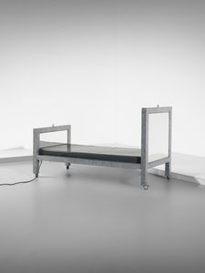 ACCONCI VITO (1940 - 2017) : Typical bed Letto singolo su ruote per Mirabili, Prato  - Asta Asta 523 | DESIGN E ARTI DECORATIVE DEL NOVECENTO Tradizionale - Associazione Nazionale - Case d'Asta italiane