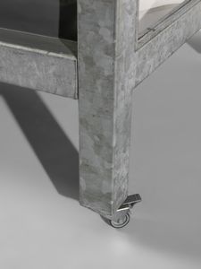 ACCONCI VITO (1940 - 2017) : Typical bed Letto singolo su ruote per Mirabili, Prato  - Asta Asta 523 | DESIGN E ARTI DECORATIVE DEL NOVECENTO Tradizionale - Associazione Nazionale - Case d'Asta italiane