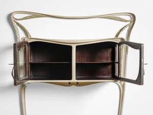 MANIFATTURA FRANCESE : Stipo pensile Art Nouveau con decori a cabochon e a motivi naturalistici  - Asta Asta 523 | DESIGN E ARTI DECORATIVE DEL NOVECENTO Tradizionale - Associazione Nazionale - Case d'Asta italiane