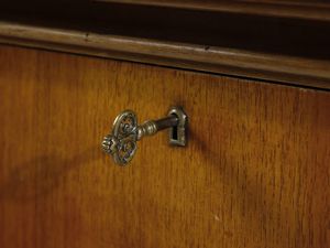 CHINI TITO (1898 - 1947) : attribuito. Com a quattro cassetti e coppia di comodini  - Asta Asta 523 | DESIGN E ARTI DECORATIVE DEL NOVECENTO Tradizionale - Associazione Nazionale - Case d'Asta italiane