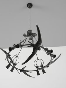 ALBERTO GERARDI (1889 - 1965) : Lampada a sospensione a otto luci con volo di rondini, Roma  - Asta Asta 523 | DESIGN E ARTI DECORATIVE DEL NOVECENTO Tradizionale - Associazione Nazionale - Case d'Asta italiane