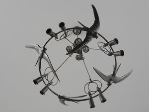 ALBERTO GERARDI (1889 - 1965) : Lampada a sospensione a otto luci con volo di rondini, Roma  - Asta Asta 523 | DESIGN E ARTI DECORATIVE DEL NOVECENTO Tradizionale - Associazione Nazionale - Case d'Asta italiane