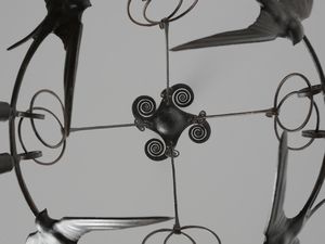 ALBERTO GERARDI (1889 - 1965) : Lampada a sospensione a otto luci con volo di rondini, Roma  - Asta Asta 523 | DESIGN E ARTI DECORATIVE DEL NOVECENTO Tradizionale - Associazione Nazionale - Case d'Asta italiane