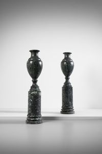 MANIFATTURA INGLESE - Coppia di grandi vasi da parata su colonne